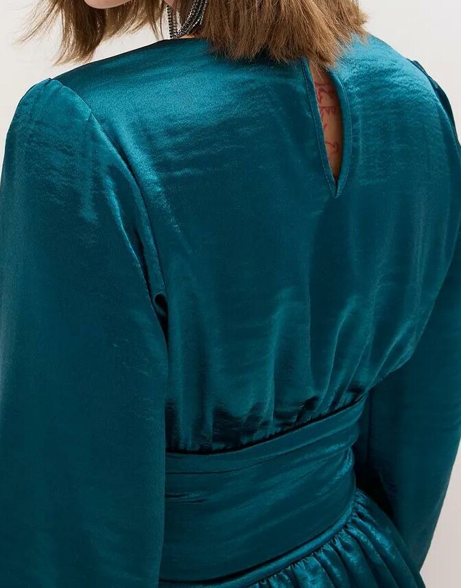 SUKIENKA PLUS SIZE Z OKRĄGŁYM DEKOLTEM I DŁUGIM RĘKAWEM