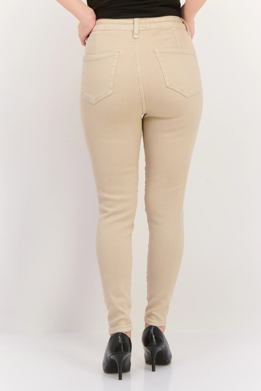 beżowe rurki jeans