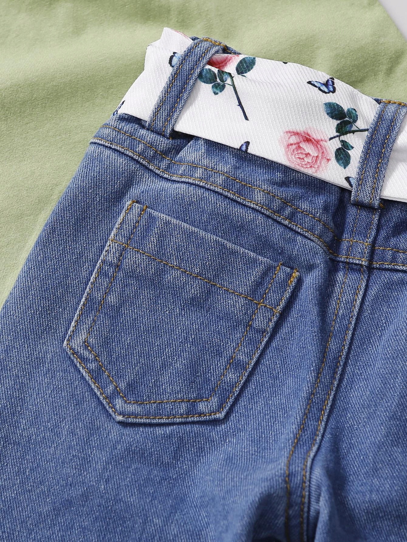 niebieskie spodnie jeans