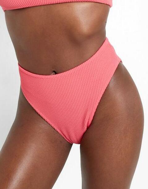 różowy dół od bikini