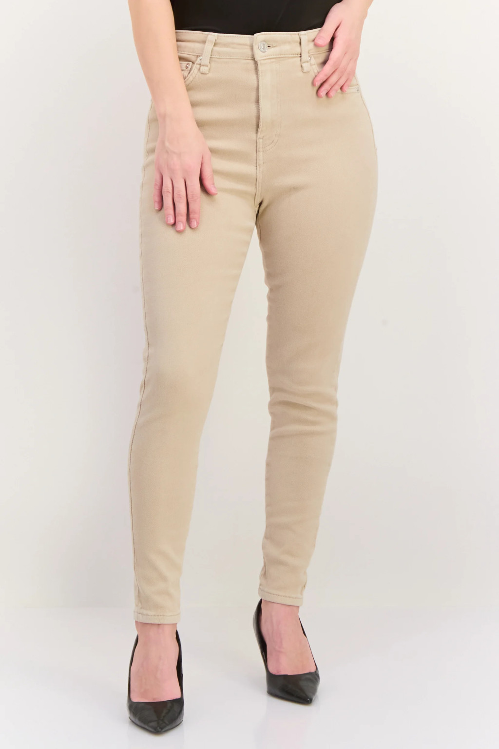 beżowe rurki jeans