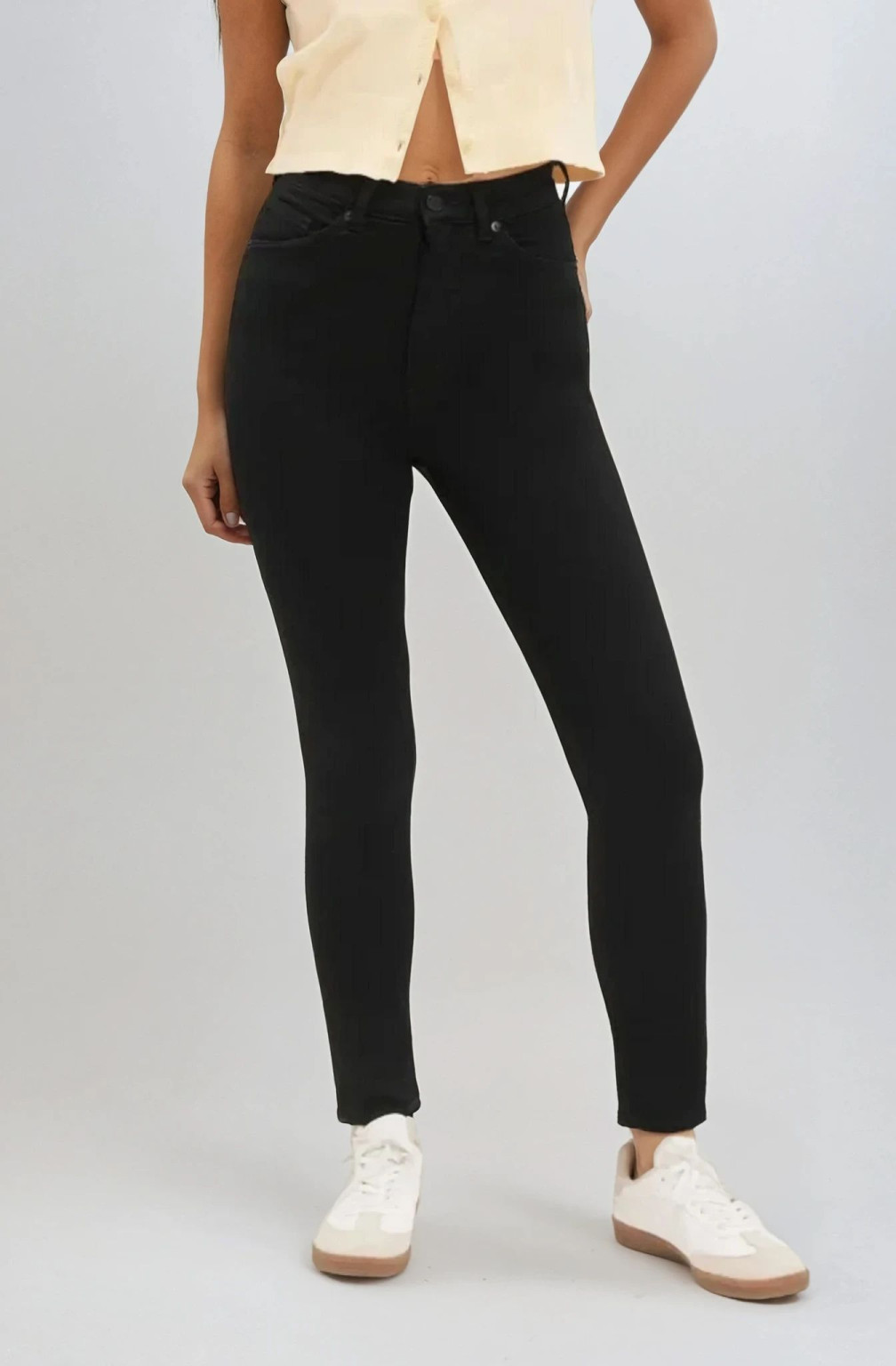 czarne spodnie rurki jeans