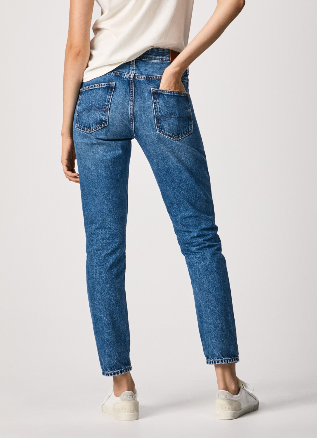 NIEBIESKIE SPODNIE MOM JEANS