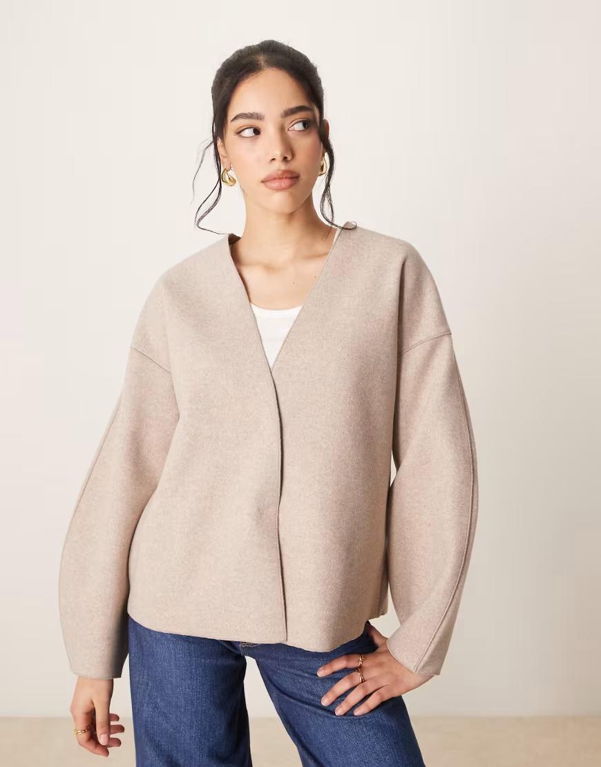 beżowa kurtka v-neck