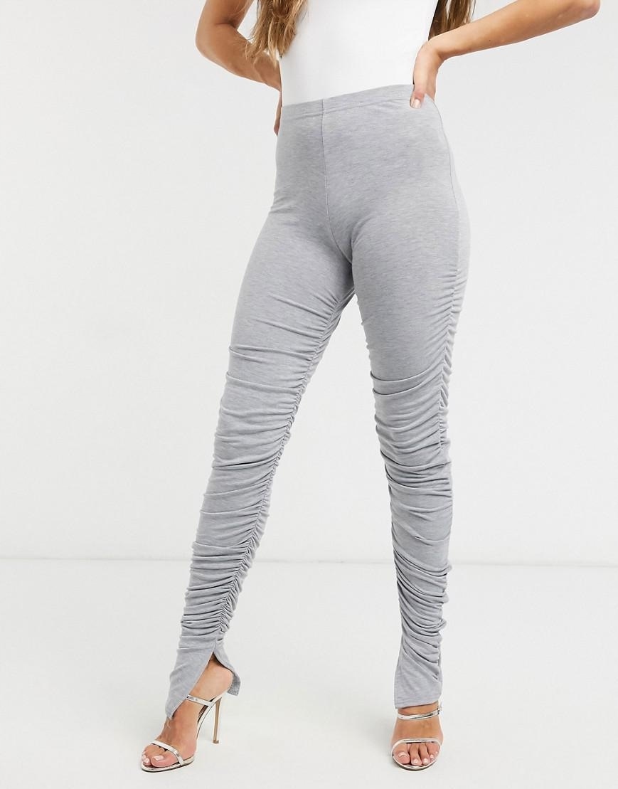 szare legginsy marszczenia