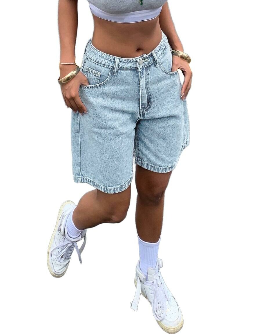 niebieskie spodenki jeans
