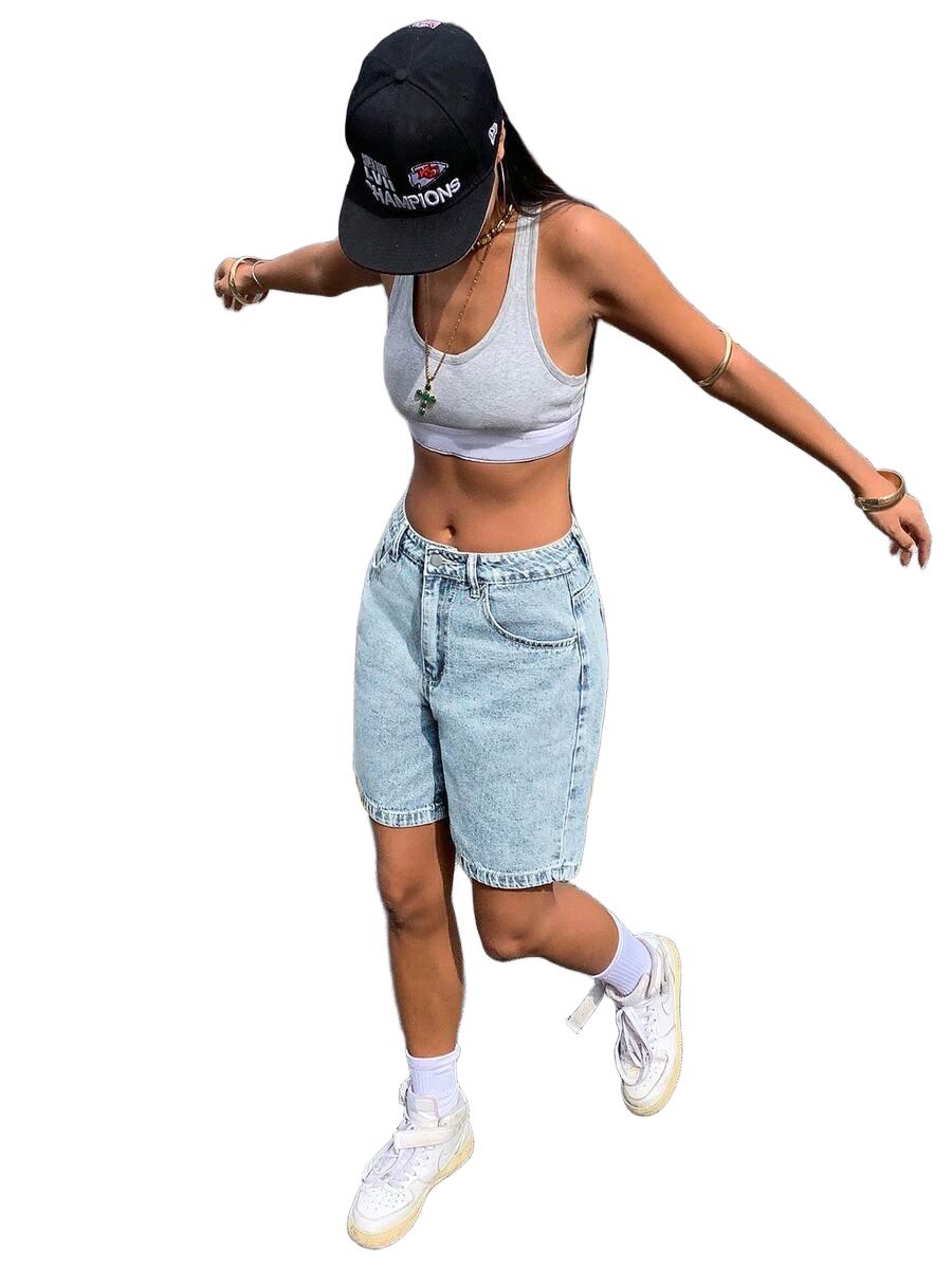 niebieskie spodenki jeans