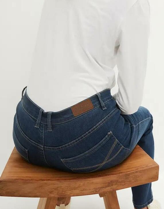 PROSTY JEANSY DAMSKIE