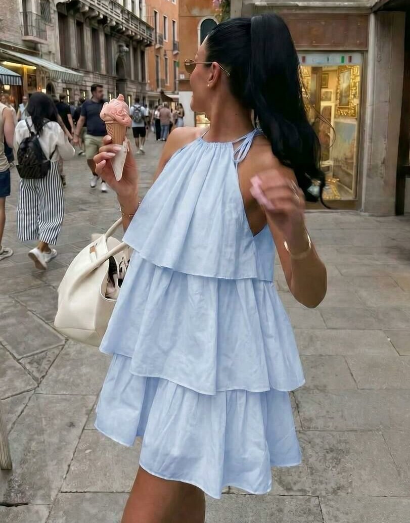 niebieska mini sukienka falbany