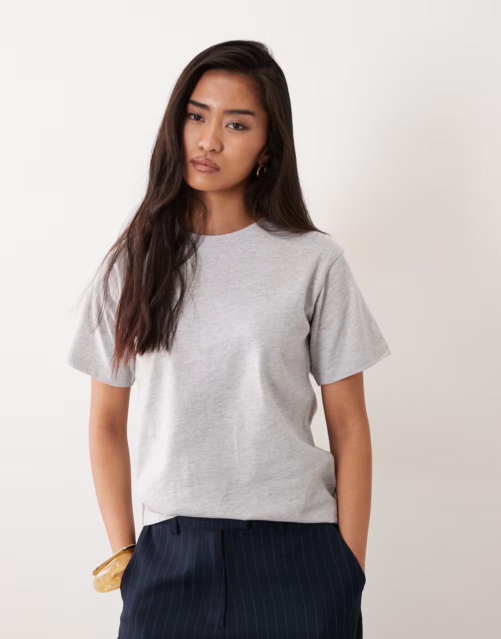 szary t-shirt okrągły dekolt basic