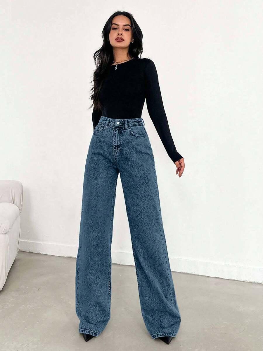 niebieskie spodnie jeans