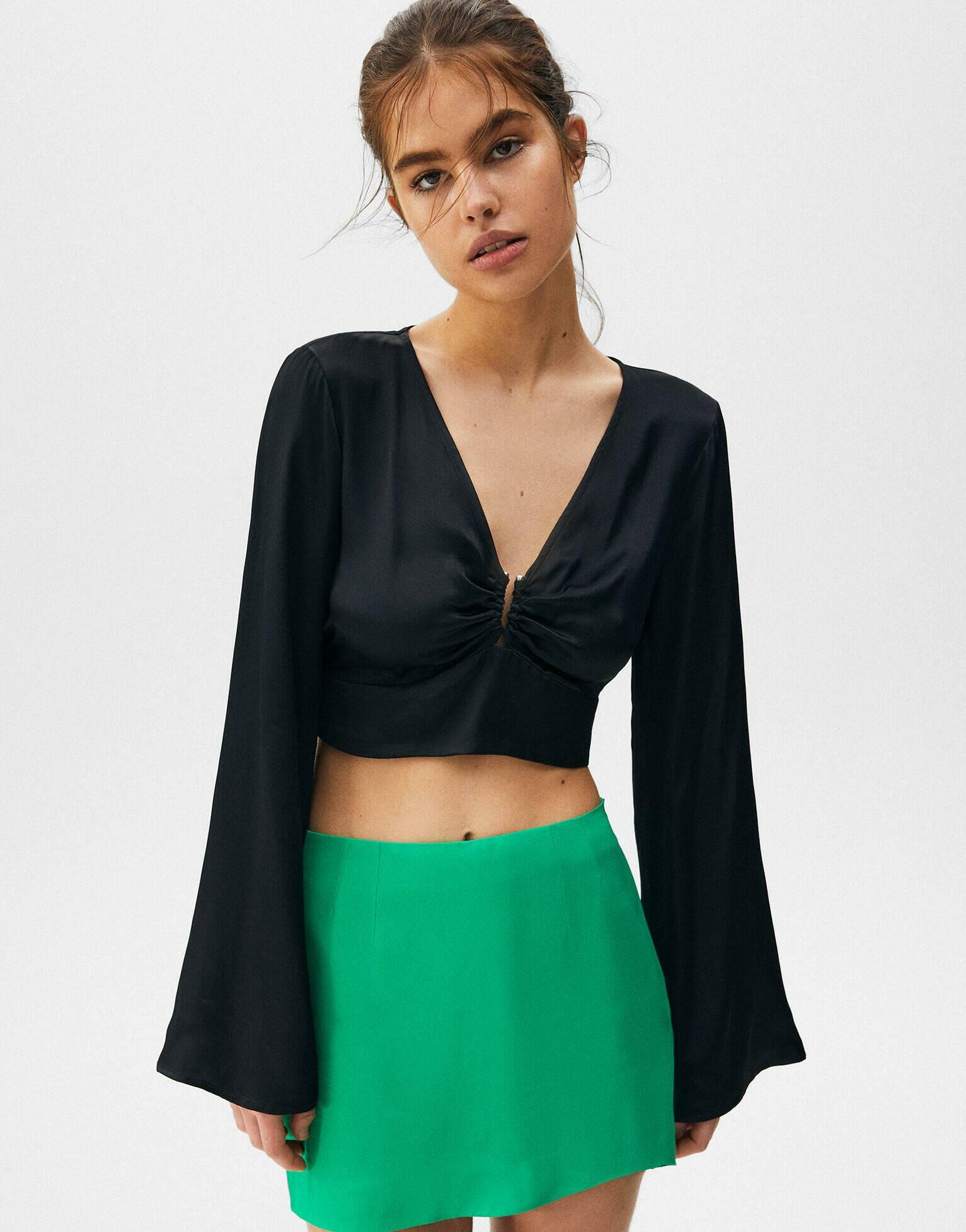 CZARNY TOP V NECK