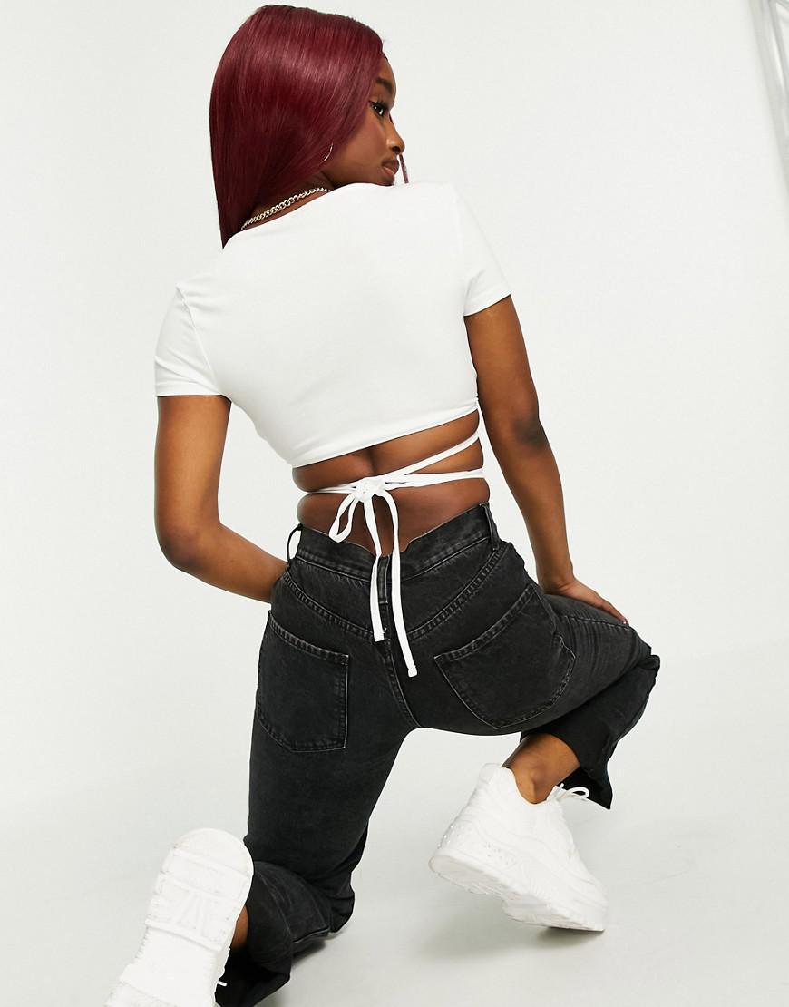 BIAŁY WIĄZANY CROP TOP