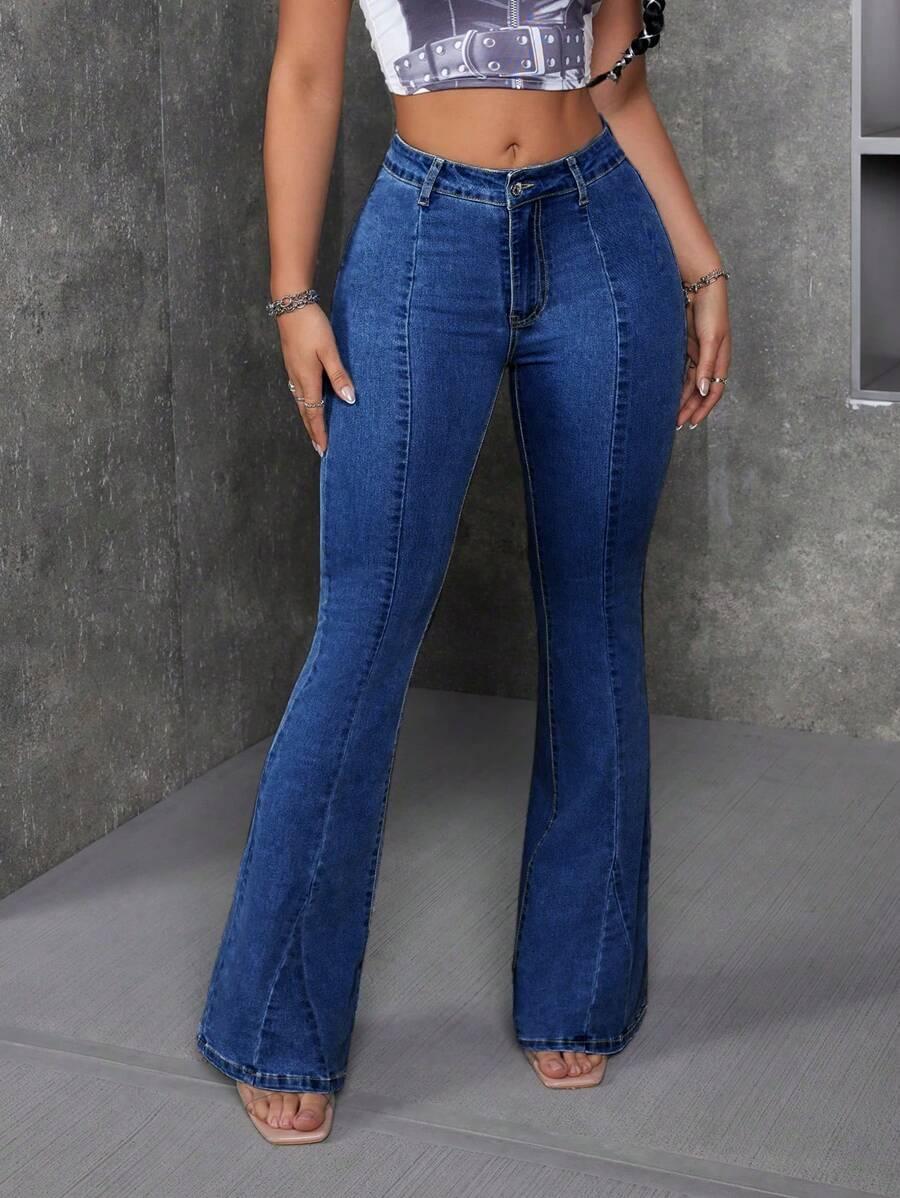 granatowe spodnie jeans