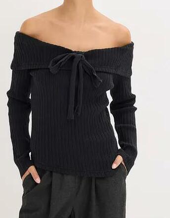 SWETER Z ODKRYTYMI RAMIONAMI