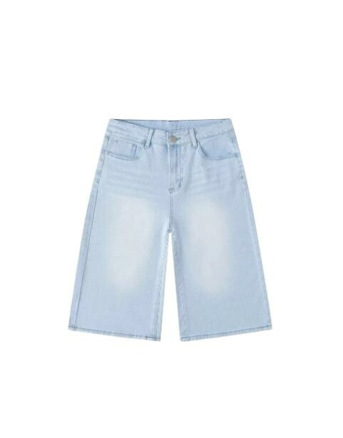 niebieskie spodenki jeans