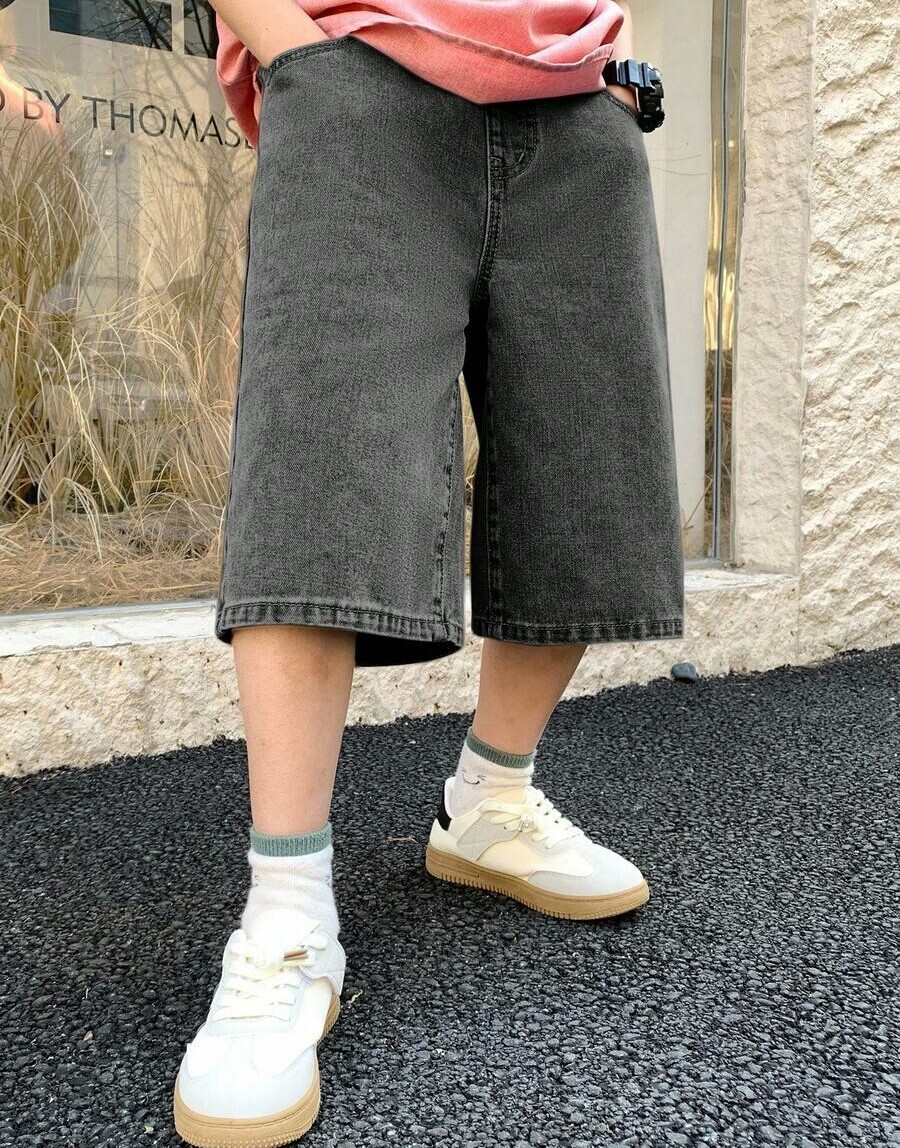 szare spodenki jeans
