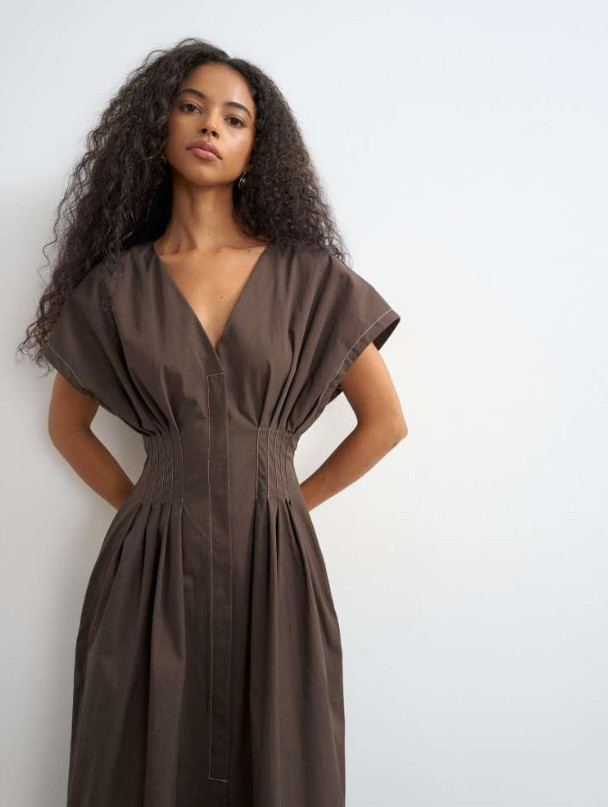brązowa maxi sukienka kontrastowe szwy v-neck