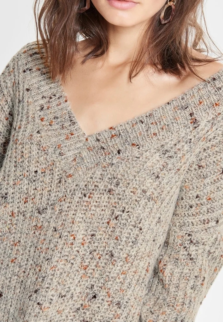 sweter v neck wzór
