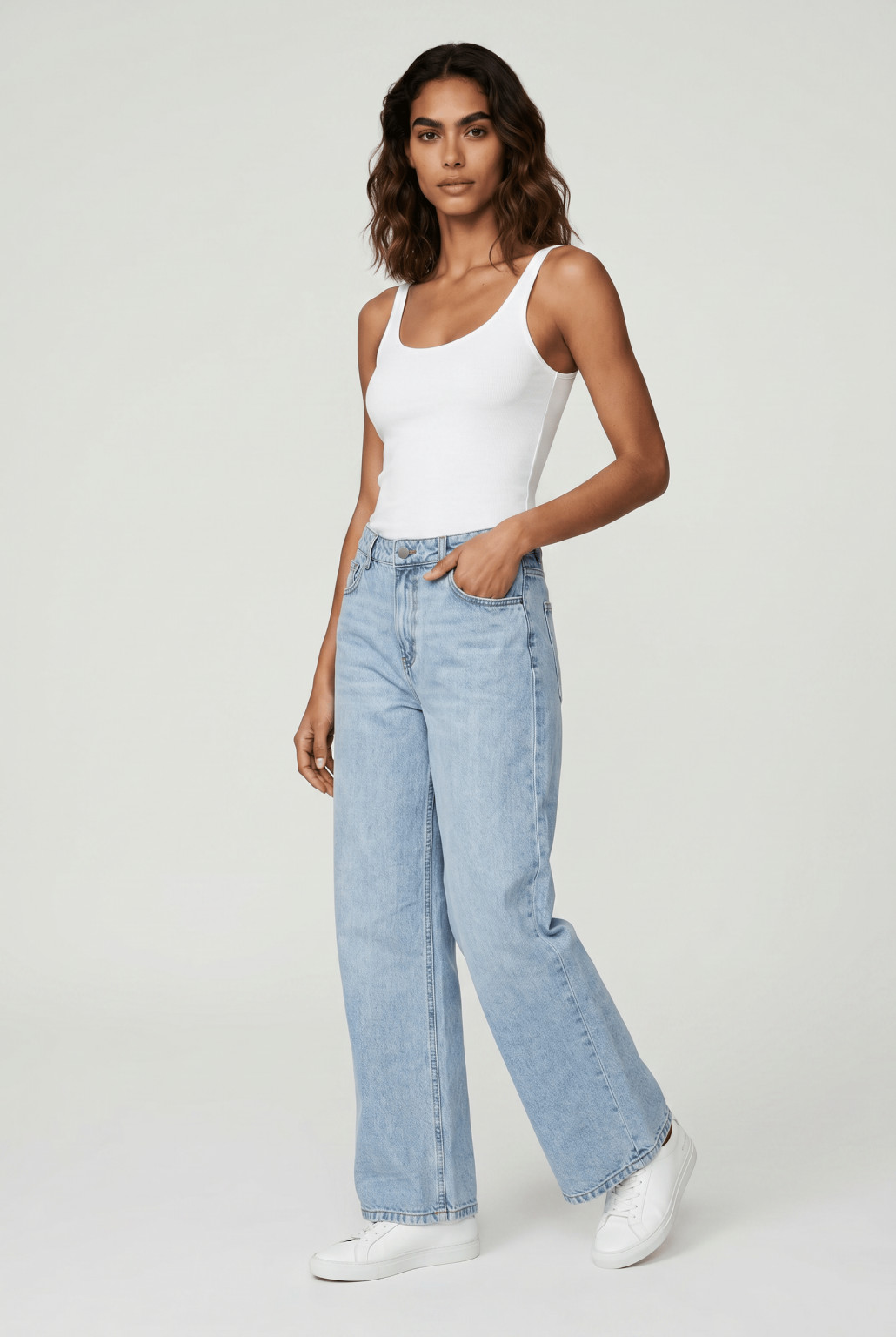 niebieskie spodnie jeans