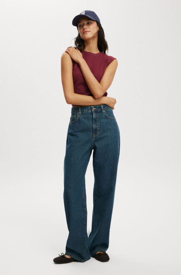 niebieskie spodnie jeans proste nogawki