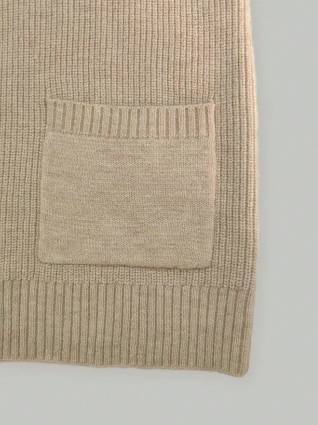 SWETER BEZ RĘKAWÓW V-NECK