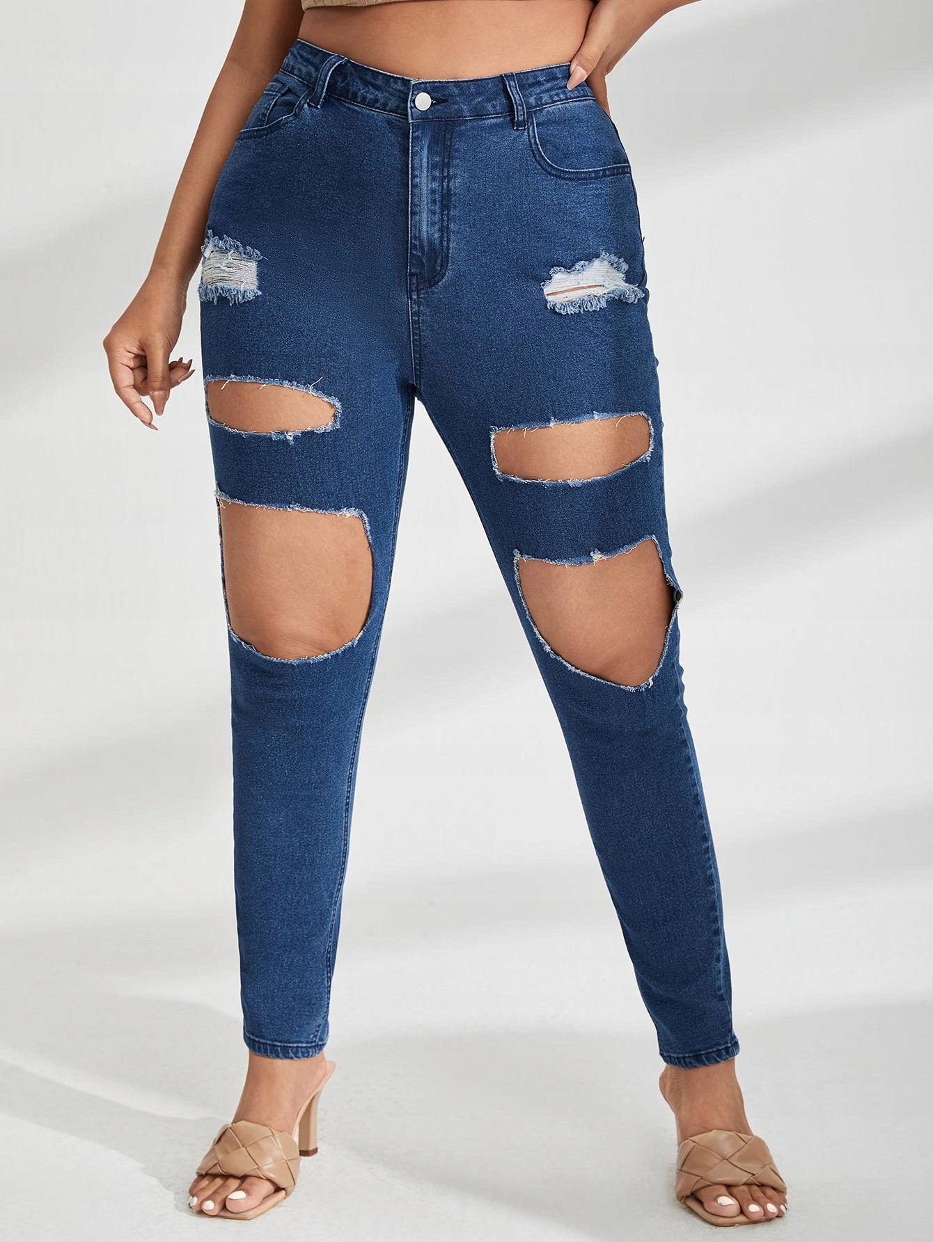 niebieskie spodnie jeans