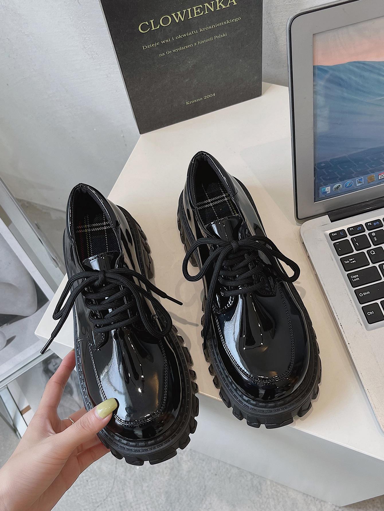 CZARNE LAKIEROWANE BUTY PLATFORMA