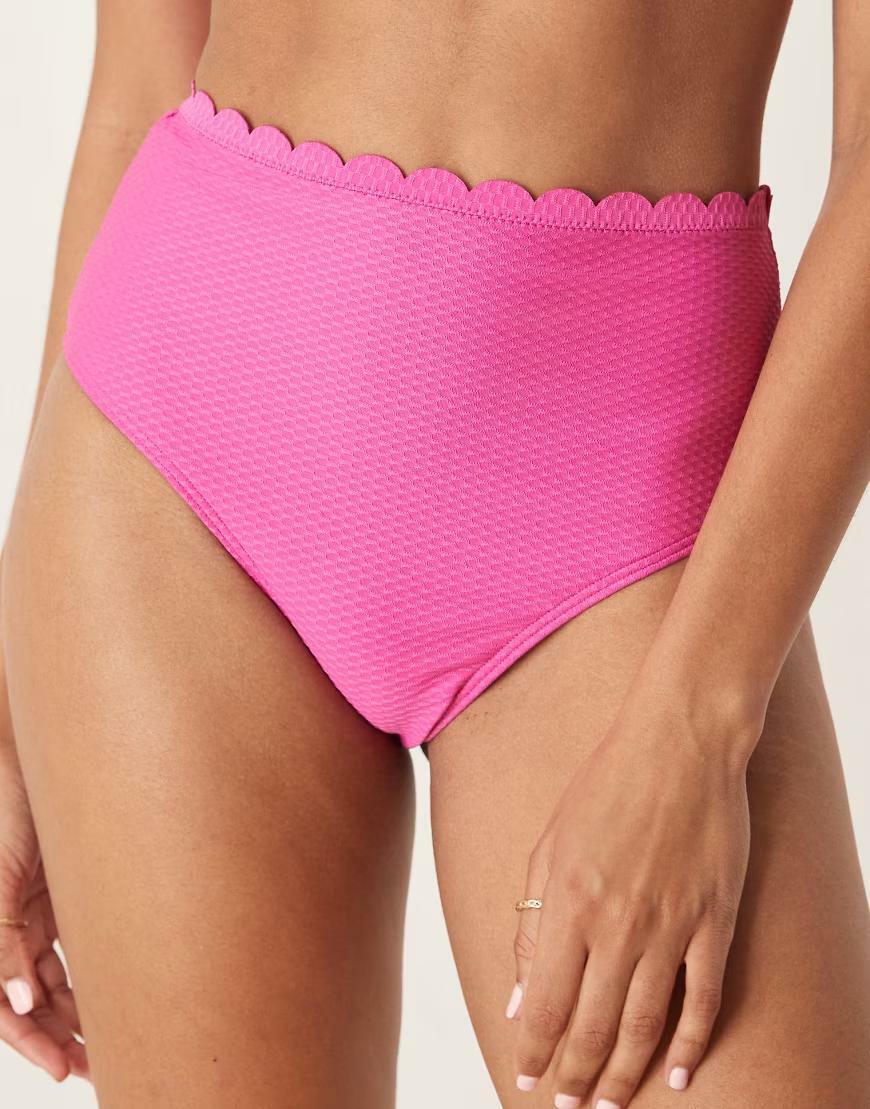 różowy dół od bikini