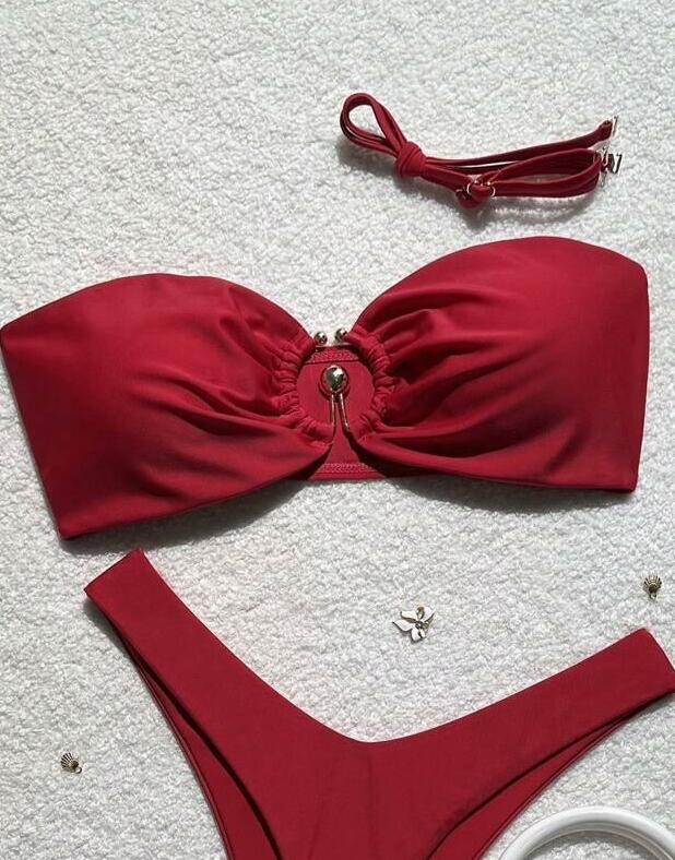czerwona góra od bikini
