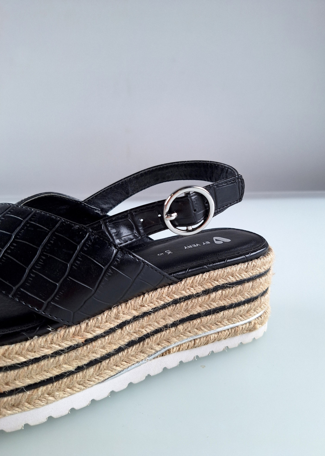czarne sandały sprzączki tekstura croc