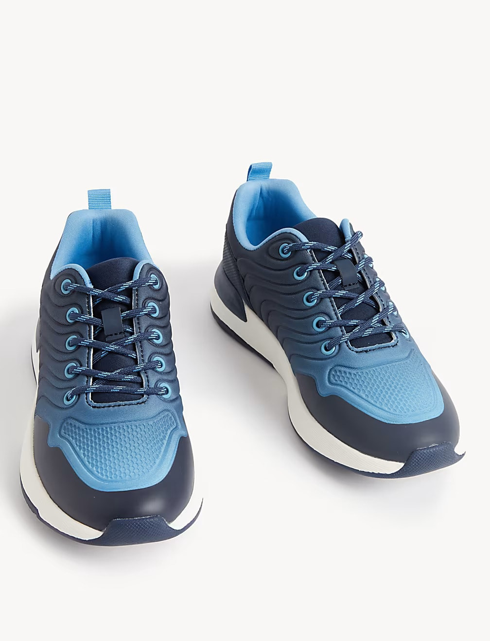 sznurowane niebieskie buty sportowe