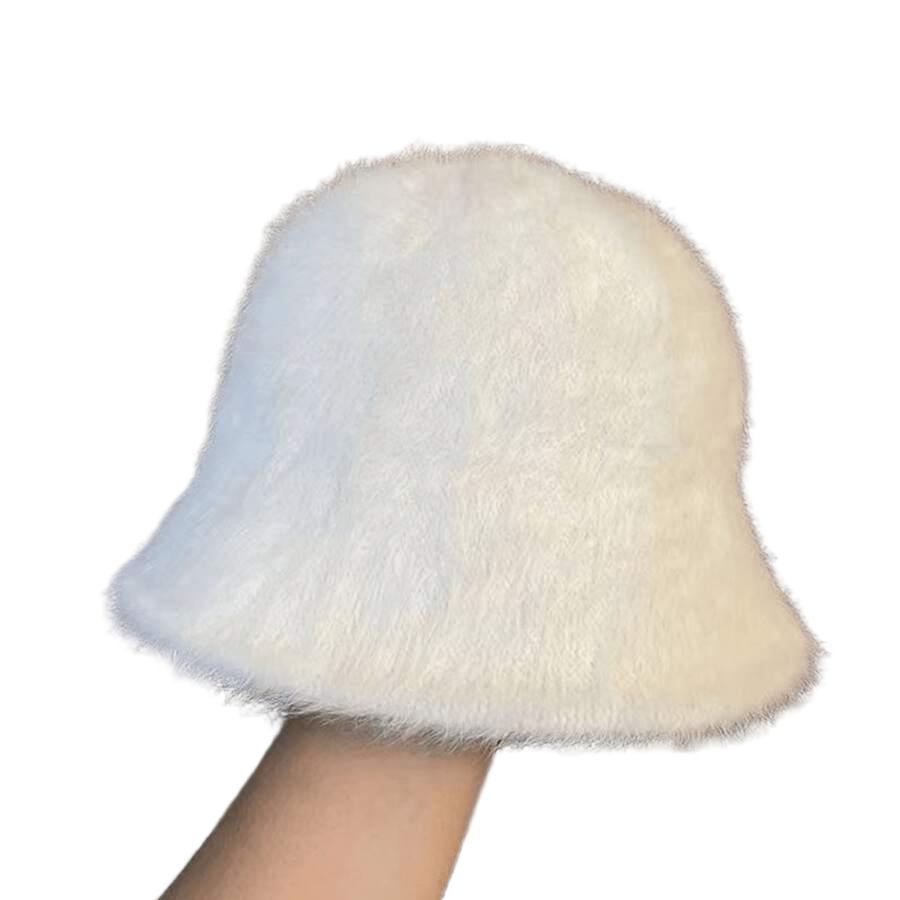beżowa czapka imitacja futra
