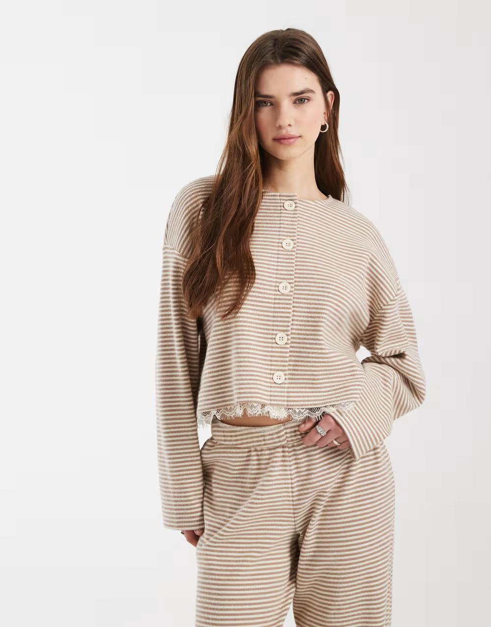 sweter wzór paski guziki