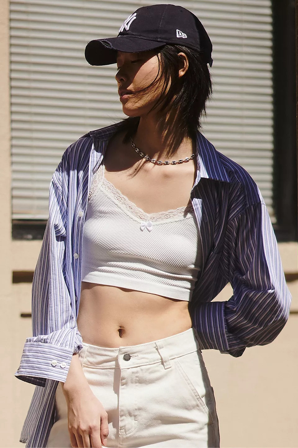 biały crop top prążki koronka kokardka basic