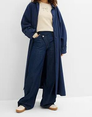 SWETER Z KOKARDKAMI