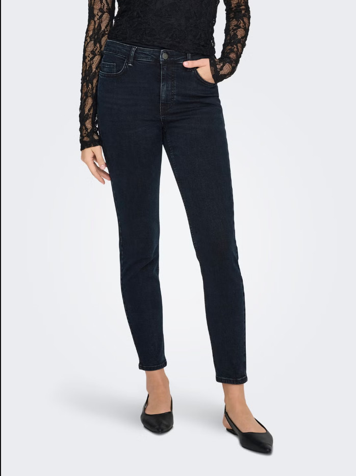 czarne spodnie jeans