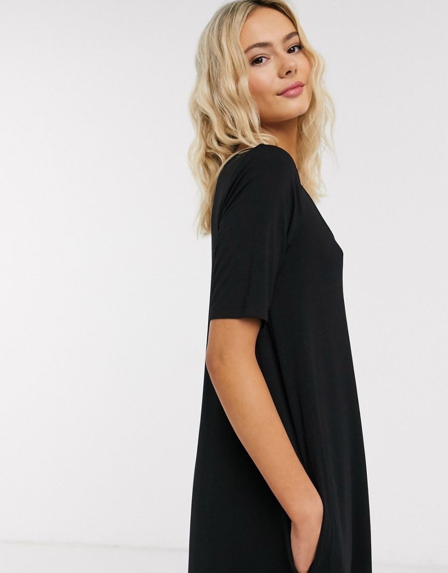 czarna mini sukienka casual