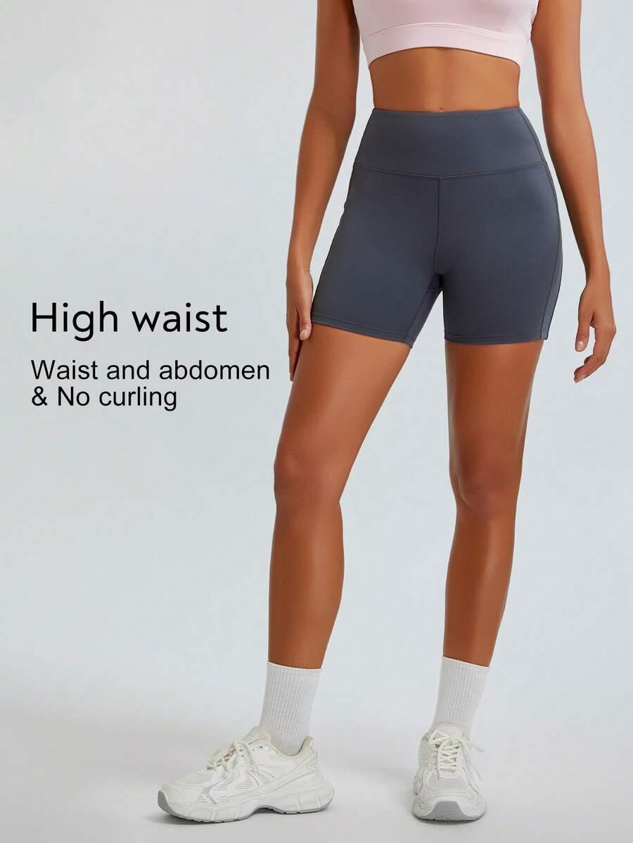 szare krótkie legginsy