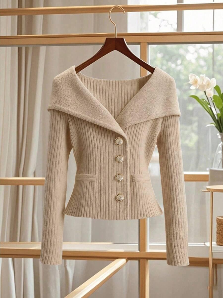 beżowy sweter guziki