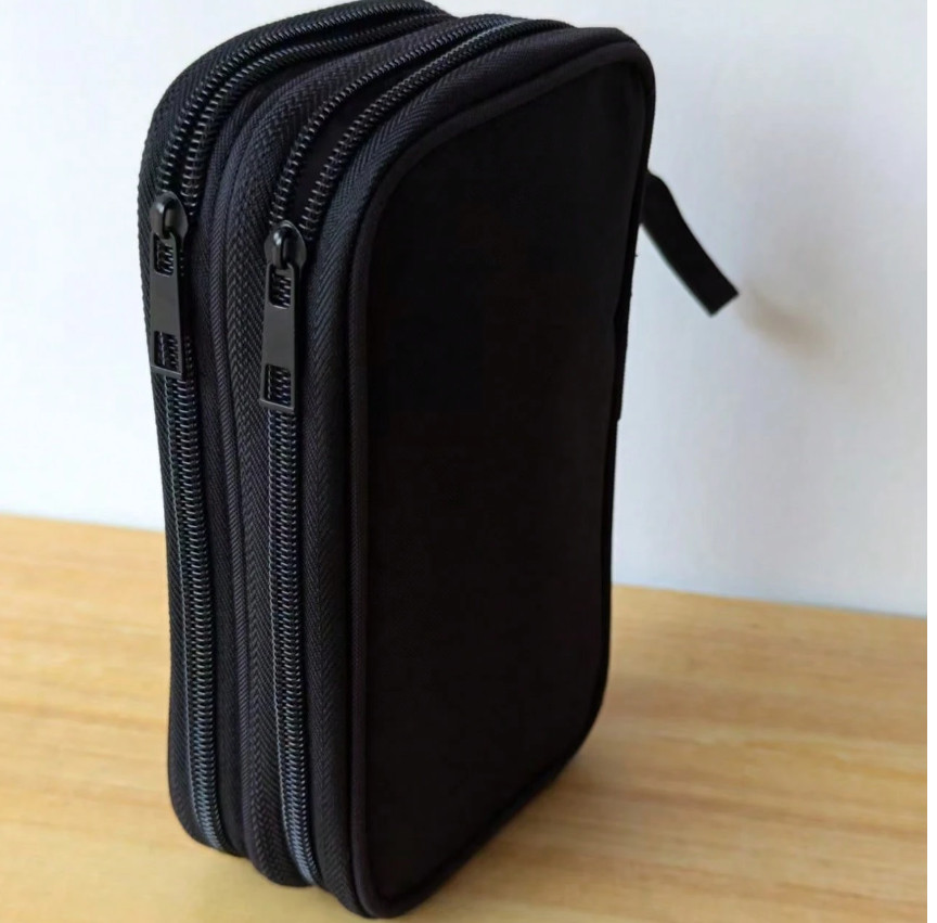 czarny organizer na kable
