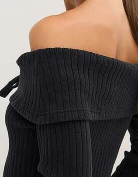 SWETER Z ODKRYTYMI RAMIONAMI