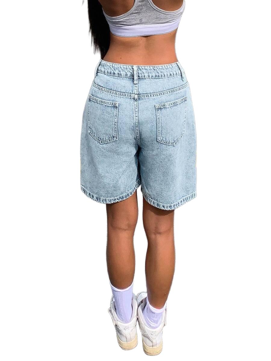 niebieskie spodenki jeans