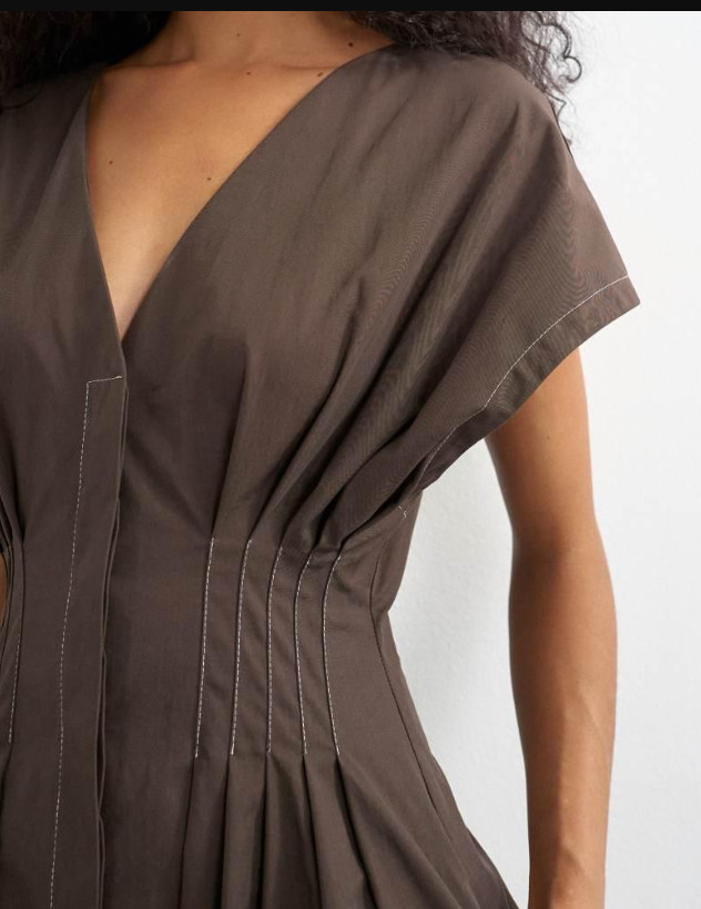 brązowa maxi sukienka kontrastowe szwy v-neck