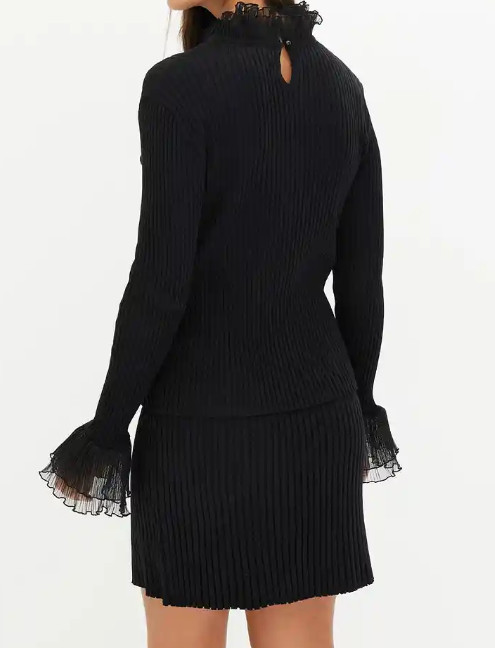 SWETER Z OZDOBNYMI RĘKAWAMI
