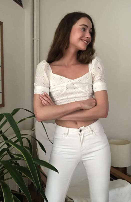 BIAŁY CROP TOP ZDOBIENIE HAFT