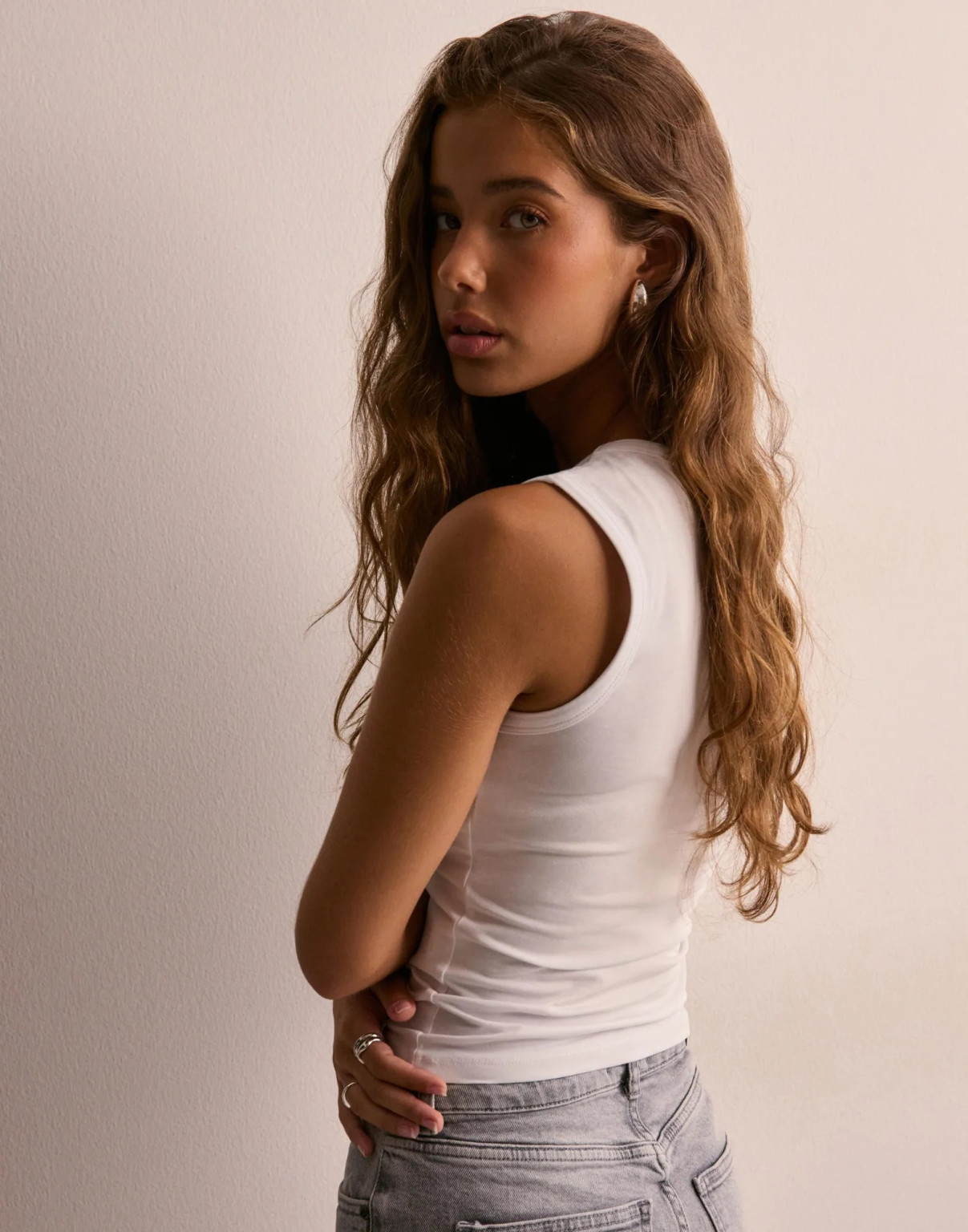 BIAŁY TOP BEZ RĘKAWÓW V NECK