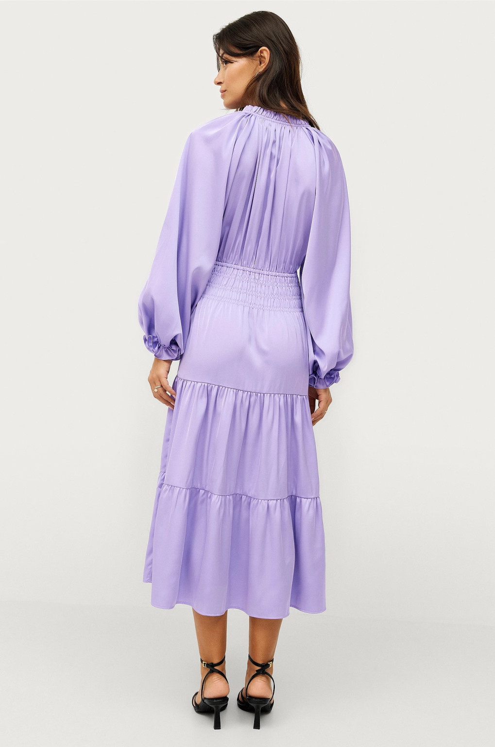 fioletowa satynowa sukienka marszczenie falbana