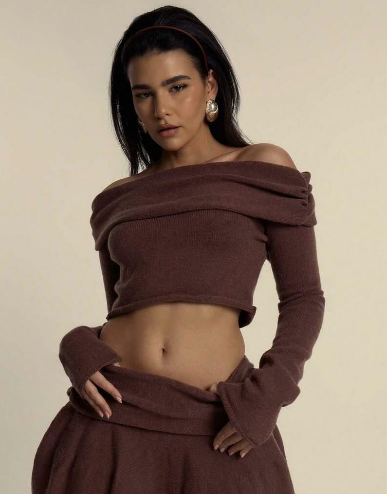 BRĄZOWY SWETER ODKRYTE RAMIONA 