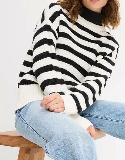 SWETER AŻUROWY W PASKI
